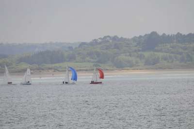 Segelwettbewerb vor dem L'Aber Strand