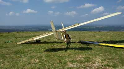 Oldtimer Modellflugzeug auf dem Berg Menez Hom zum Abflug bereit
