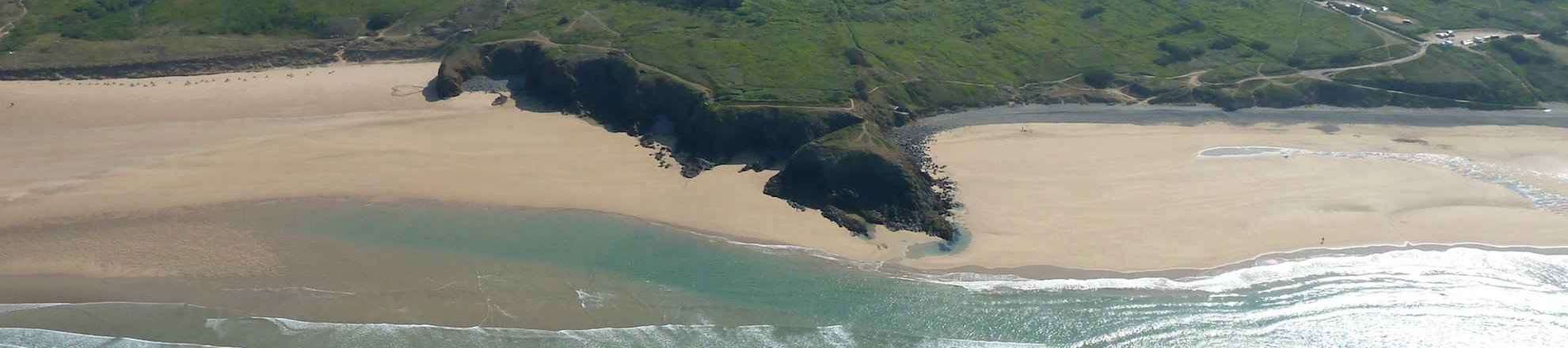 Die Strände Lostmarc'h und La Palue auf der Presqu'île de Crozon gehören zu den bekanntesten Surfspots der Bretagne
