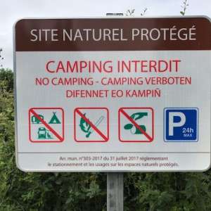 Verbotsschild für Camper Crozon-Strände